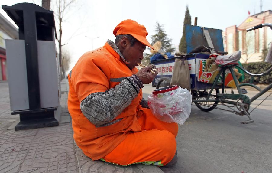 輸送帶廠家：暖心！老人高溫下賣菜城管買下送環(huán)衛(wèi)工